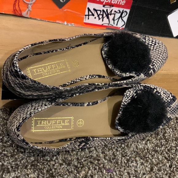 TRUFFLE Collection-juniors snakeskin print slip-on flat shoes w/pom - Picture 7 of 8